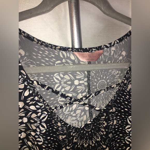 SJS | Women’s Black with Cream Colored Floral Pattern Sleeveless Blouse Top - Picture 2 of 7